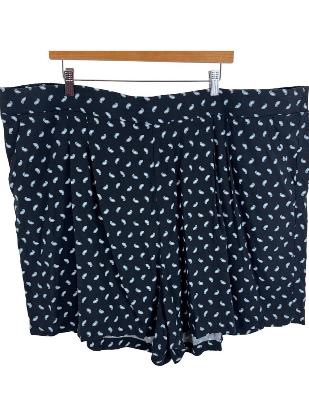 Torrid Womens Plus Size 5X Black Paisley Viscose Lyocell Pleated Shorts Pockets